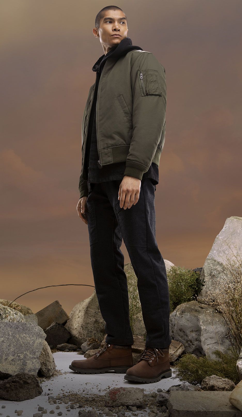 Un homme debout sur des rochers portant des bottes eColorado.
